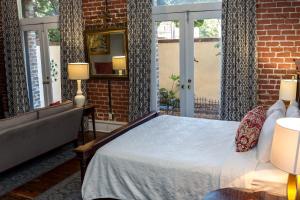Cama ou camas em um quarto em East Bay Inn, Historic Inns of Savannah Collection