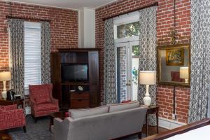 Uma TV ou centro de entretenimento em East Bay Inn, Historic Inns of Savannah Collection