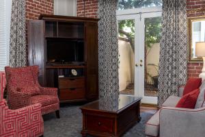 East Bay Inn, Historic Inns of Savannah Collection tesisinde bir televizyon ve/veya eğlence merkezi
