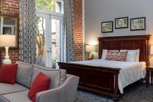 Cama ou camas em um quarto em East Bay Inn, Historic Inns of Savannah Collection