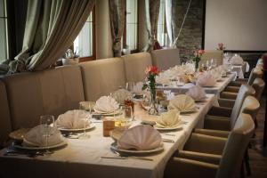 Restoran või mõni muu söögikoht majutusasutuses Gasthof Ambachhof