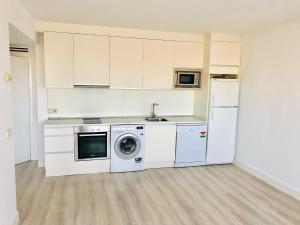 Kuchnia lub aneks kuchenny w obiekcie Pisos con piscina de temporada corta estancia