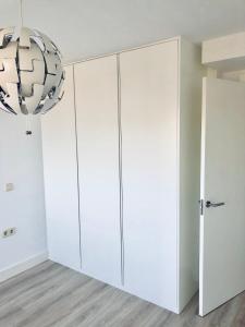 Zdjęcie z galerii obiektu Pisos con piscina de temporada corta estancia w Madrycie