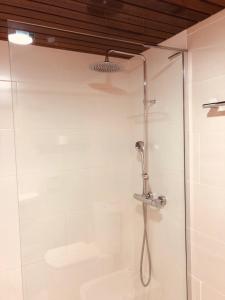 Łazienka w obiekcie Pisos con piscina de temporada corta estancia