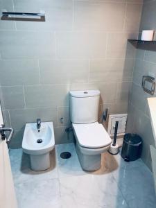 Łazienka w obiekcie Pisos con piscina de temporada corta estancia