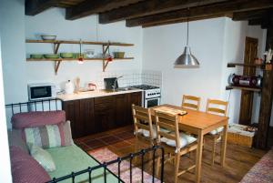 Kuchyňa alebo kuchynka v ubytovaní Apartmány v Chalupe