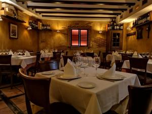 a dining room with white tables and chairs at Hosteria Casa Vallejo in Salamanca