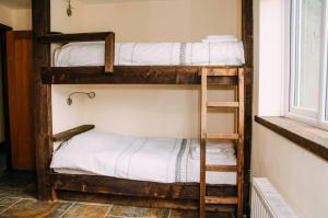 New MillsにあるThe Bike Shedの窓のある部屋に二段ベッドが2つある