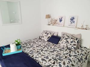 1 cama con edredón y almohadas en un dormitorio en Las Princesas, en El Médano