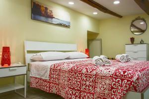ナポリにあるGerry's Houseのベッドルーム1室(ベッド2台、赤と白のシーツ付)