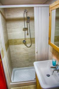 łazienka z prysznicem i umywalką w obiekcie Gerry's House w mieście Neapol +19 zdjęć