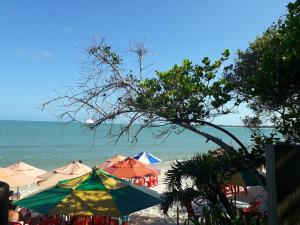 Vista de la piscina de Apartamento na praia de Taperapuan o alrededores