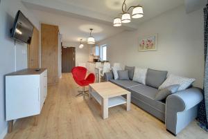 卡爾帕奇的住宿－Apartamenty EverySky Karpacz - Wilcza 3F_P，客厅配有沙发和桌子