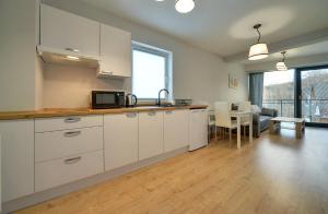 Kuchyňa alebo kuchynka v ubytovaní Apartamenty EverySky Karpacz - Wilcza 3F_P