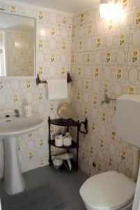 een badkamer met een wit toilet en een wastafel bij Charming City Centre Apartment in Lissabon