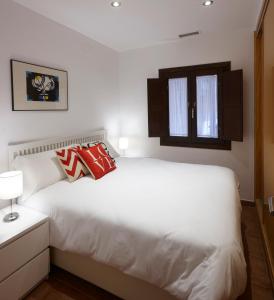 グラナダにあるApartamento Santiagoのベッドルーム(白いベッド1台、窓付)