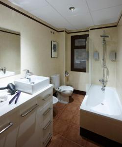 グラナダにあるApartamento Santiagoのバスルーム(洗面台2台、シャワー、トイレ付)