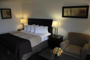 Tempat tidur dalam kamar di Coronet Hotel