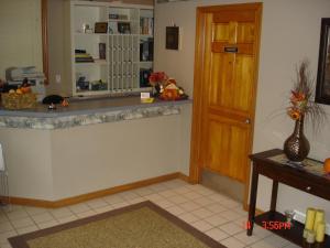 cocina con encimera, puerta y mesa en Fontana Village Inn, en Lake Geneva