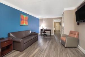 a living room with a couch and a table at Budget Inn & Suite Atlanta Marietta Stadium in Marietta