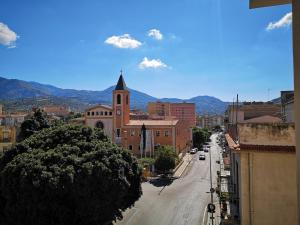 - Vistas a una calle de la ciudad con iglesia en A casa di Zara, en Termini Imerese