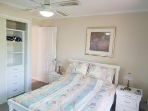 
A bed or beds in a room at Robyn's Nest - Bed and Breakfast
