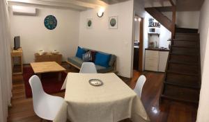 sala de estar con mesa, sillas y sofá en Las grutas Punta del este, en Punta del Este