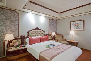 Postel nebo postele na pokoji v ubytování Charming City Songshan Hotel