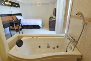 Koupelna v ubytování Royal Hotel
