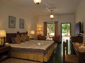 Tempat tidur dalam kamar di Sawai Madhopur Lodge - IHCL SeleQtions