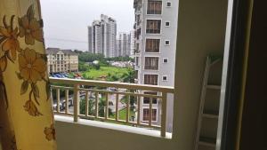 een kamer met een balkon met uitzicht op de stad bij Al Imam's HOMESTAY Near Sunway Lagoon in Petaling Jaya
