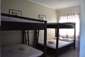 Postel nebo postele na pokoji v ubytování Bia's Beach House, Pagudpud