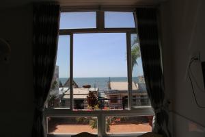 ein Fenster mit Meerblick in der Unterkunft Minh Hung Hotel in Mui Ne