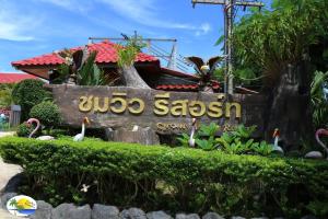 ein Schild am Eingang zur Disney Zoo Safari in der Unterkunft Chomview Resort in Ko Lanta