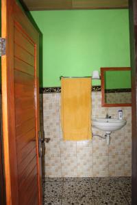 - Baño con lavabo y toalla en The Somayan Bungalows, en Nusa Penida