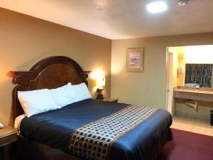 Cama o camas de una habitación en Villa West Inn
