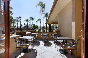 Un restaurante o sitio para comer en SureStay Plus Hotel by Best Western San Bernardino South