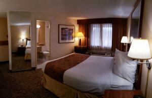 Ein Bett oder Betten in einem Zimmer der Unterkunft SureStay Plus Hotel by Best Western Black River Falls