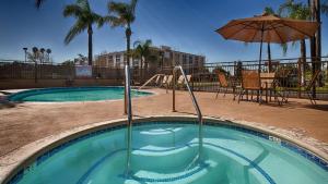 La alberca dentro o cerca de Empire Inn