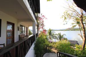 een balkon van een huis met uitzicht op het water bij Discovery Island Resort in Coron