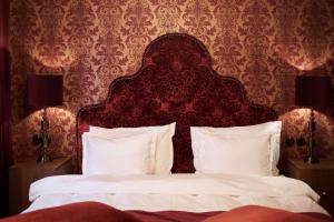 ein Schlafzimmer mit einem großen Bett mit rotem Kopfteil in der Unterkunft NOFO Hotel, WorldHotels Crafted in Stockholm