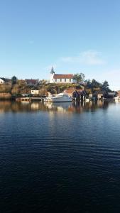 漢堡松德的住宿－Stuga 3，船停靠在湖面上的码头