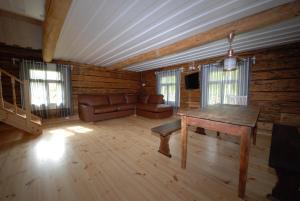 ein Wohnzimmer mit einem Sofa und einem Tisch in der Unterkunft Mandjala Puhketalu - Cottages in Mändjala