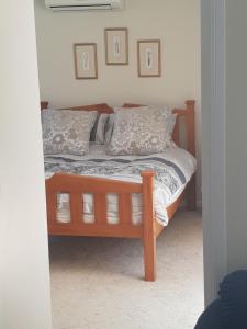 Ein Bett oder Betten in einem Zimmer der Unterkunft Robyn's Nest - Bed and Breakfast
