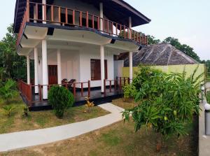 Taman di luar Pearl Cave Cabanas & Resturant