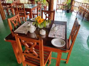 Restoran atau tempat lain untuk makan di Pearl Cave Cabanas & Resturant