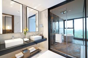 Baðherbergi á Wyndham Grand Yangon