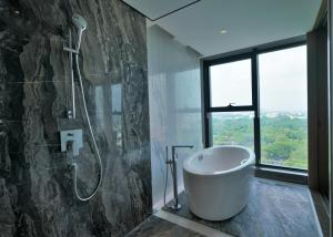 Baðherbergi á Wyndham Grand Yangon