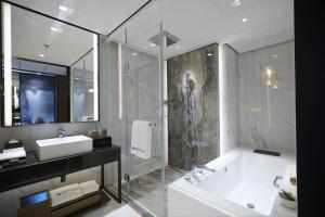 Baðherbergi á Wyndham Grand Yangon