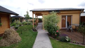 Ein Garten an der Unterkunft Spreewaldhäuser Wiesner